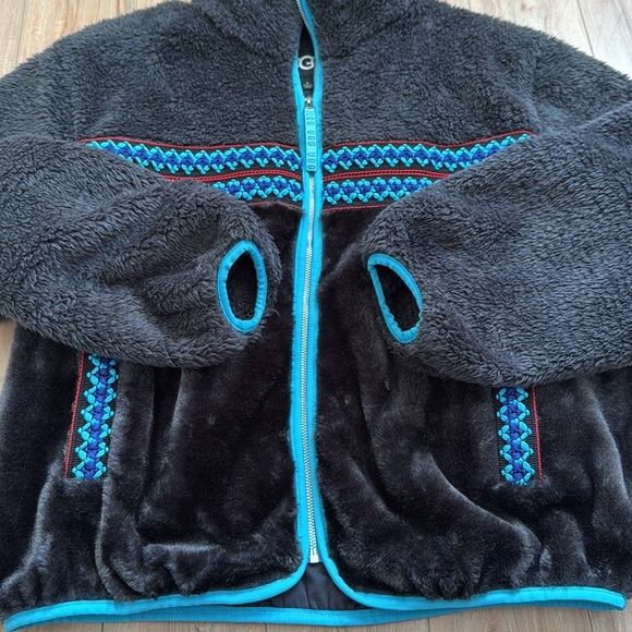 New! UGG® Women’s Marlene Sherpa Jacket Heritage Braid
Faux Fur Jacket Sz M - Picture 13 of 14